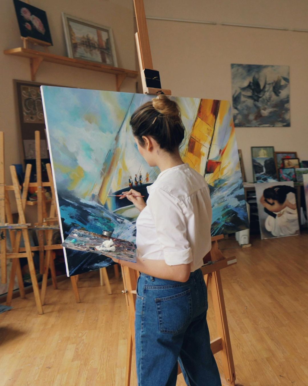 Staci Miron teaching an art class